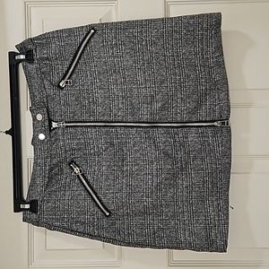 HI SUMMER! 👋  WINDSOR PLAID GRAY AND BLACK SHORT SKIRT WITH ZIPPER